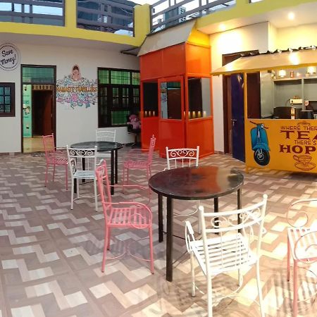 Hashtag Traveler'S Hostel Лакнау Екстериор снимка