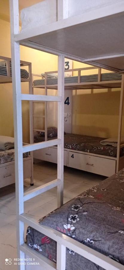 Hashtag Traveler'S Hostel Лакнау Екстериор снимка