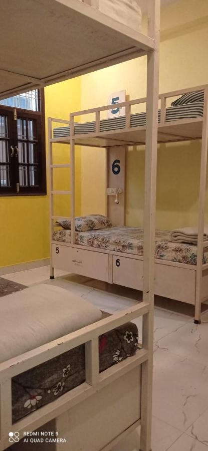 Hashtag Traveler'S Hostel Лакнау Екстериор снимка